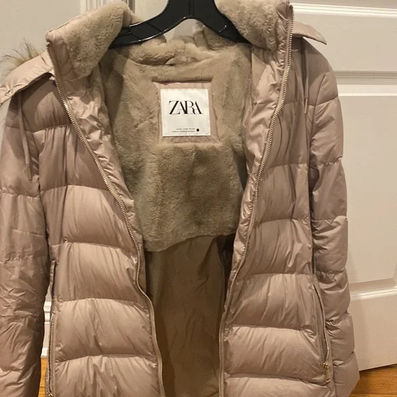 Zara puffer faux fur lined removable hat. Faux fur lined lined inside. - Picture 3 of 3